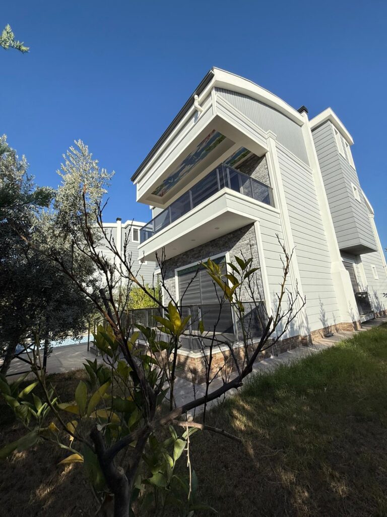 ANTALYA DÖŞEMEALTI 
BAHÇEYAKA MAHALLESİ 
ALTINKALE SINIRINDA BULUNAN 
VİLLAMIZ SATILIKTIR.
